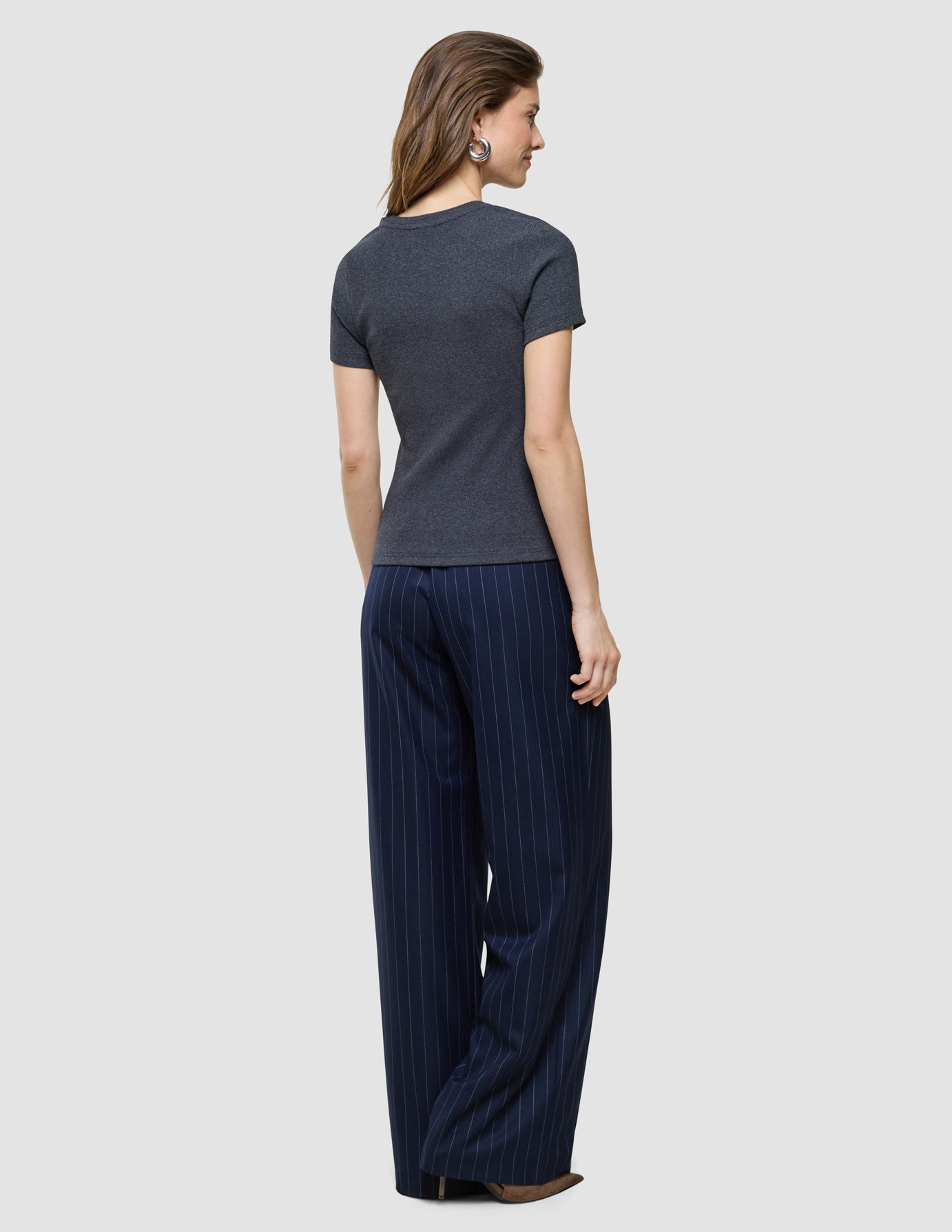 Rib T-Shirt i Dark Grey Melange, helfigur set bagfra.